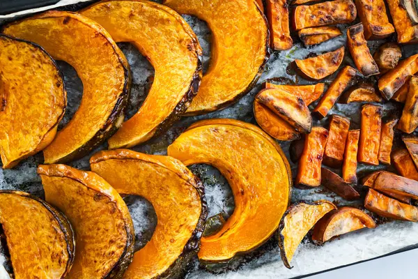 Fırında kızartılmış Kent balkabağı ve patates cipsi. Basit sağlıklı malzemeler.