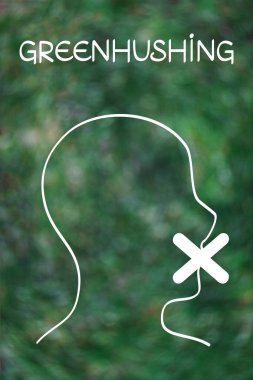 Bulanık çimen arka planında susturulmuş yüzü olan yeşil sükunet kavramı, gizli sürdürülebilirlik çabalarını ve iklim hareketlerinde kurumsal sessizliği sembolize ediyor