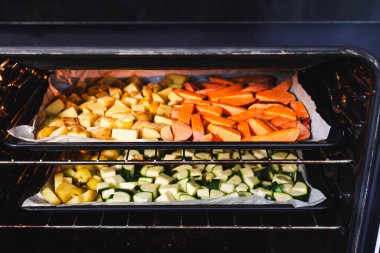 Tepsiler dolusu küp patates, tatlı patates ve kabak ile fırın ev yapımı yemekler için sağlıklı malzemeler.