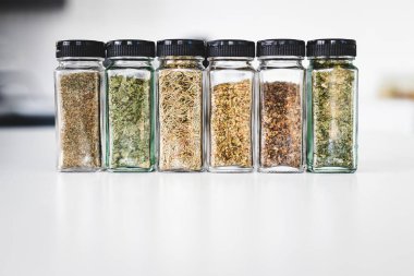 Kurutulmuş otlarla dolu cam kavanozlar, mutfak organizasyonu veya yemek pişirme ve kiler yaşam tarzı temaları