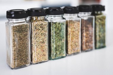 Kurutulmuş otlarla dolu cam kavanozlar, mutfak organizasyonu veya yemek pişirme ve kiler yaşam tarzı temaları