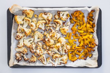 Fırın tepsisinde kavrulmuş karnabahar ve sarı biber.