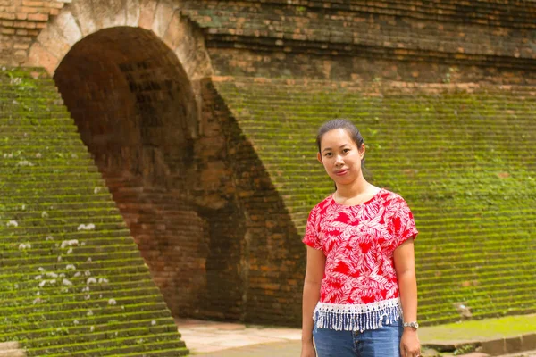 Portret Thaise Vrouw Bij Wat Umong Tunnel Chiang Mai Thailand — Stockfoto
