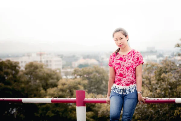 Tailandês Mulher Retrato Com Chiangmai Vista Cidade — Fotografia de Stock