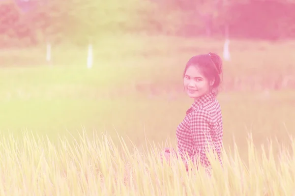 Mulher Agricultora Green Cornfield — Fotografia de Stock