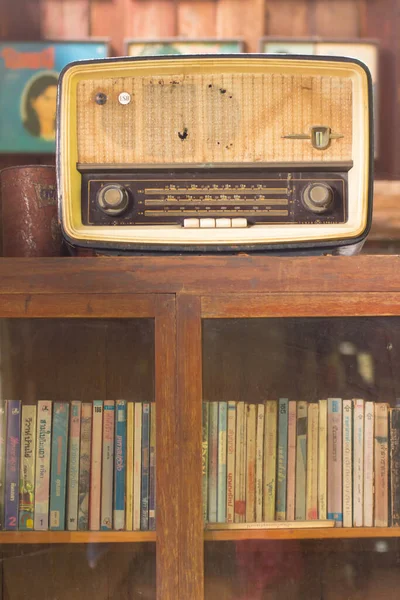 Kitaplıkta Eski Radyo — Stok fotoğraf