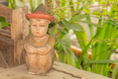 Boy lonely Sit sculptured wood