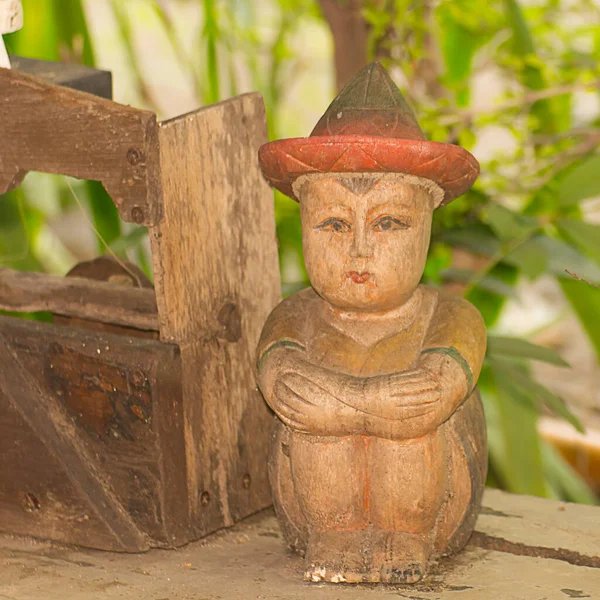 Boy Lonely Sit Sculptured Wood — Stock Photo, Image