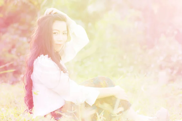 Perfil Uma Jovem Mulher Asiática Lawn — Fotografia de Stock
