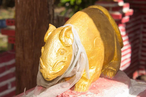 太阳穴中的泰国金鼠雕像 — 图库照片