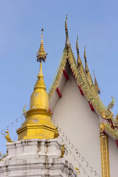 Pagoda Tailandesa Dorada Capilla Con Cielo Azul —  Fotos de Stock
