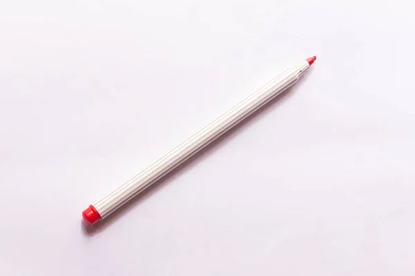 Στυλό Κόκκινο Μαρκαδόροι Πολύχρωμες Πένες Τσόχινο Σύρετε Γραμμή — Φωτογραφία Αρχείου