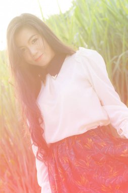 Genç bir Asyalı kadının profili.