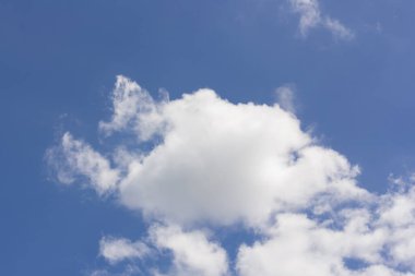 Mavi gökyüzünde beyaz bulut