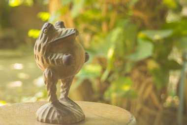 Kurbağa yontulmuş ahşap.