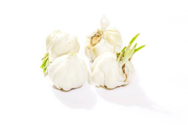 Beyaz arkaplanda sarımsak izole edilmiş.