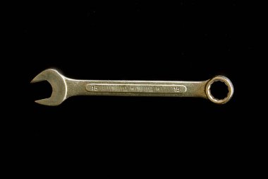 İngiliz anahtarı siyah arkaplanda izole edildi