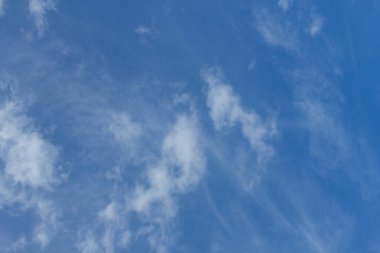 Bulut deseni ve arkaplanı olan mavi gökyüzü