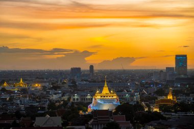 Golden Mountain pagoda, bir Budist tapınağı ya da Bangkok şehir merkezinde güneşli Wat Saket, gün batımı gökyüzü, Tayland. Tayland mimarisi arka planı.