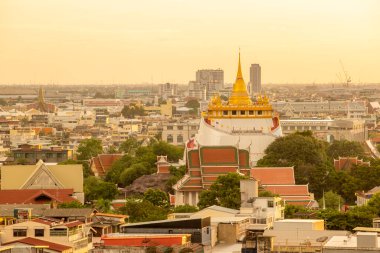 Golden Mountain pagoda, bir Budist tapınağı ya da Bangkok şehir merkezinde güneşli Wat Saket, gün batımı gökyüzü, Tayland. Tayland mimarisi arka planı.