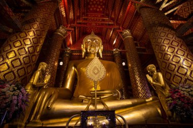 Tayland 'ın Ayutthaya ilindeki Wat Phanan Choeng Worawihan Tapınağındaki dev altın Buda..