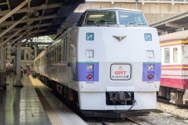 Bangkok.Tayland-18.02.2023: Hua Lamphong istasyonunda Japon Kiha183 treni, Hua Lamphong istasyonu Bangkok thailand 'da yabancı insanlar. Hua Lamphong Bangkok' un yerel adıdır..