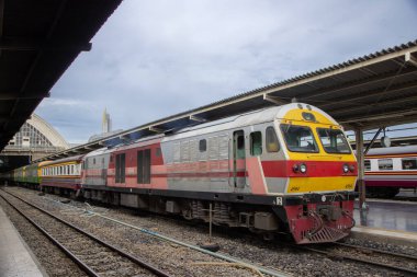 BANGKOK, THAILAND - 18 Haziran 2024: Eski Bangkok Tren İstasyonu 'ndaki Hua Lamphong İstasyonu' nda yolcu beklemek için tren parkı. 18 Haziran 2024 'te Tayland' ın başkenti Bangkok