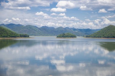 Kaeng Krachan Milli Parkı - Kaeng Krachan Baraj Gölü. Kaeng Krachan Milli Parkı 'nda. Petchaburi, Tayland
