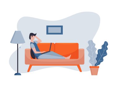 Genç bir adam eli kafasında kanepede uzanıyor. Kanepenin arkasına yaslanarak evden çalış. Serbest Çalışan Uzaktan Kumanda Konsepti. Çiçek saksısı ve lambasıyla ev ofisi. Evde kal.