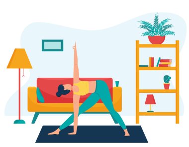 Kız evde yoga pratiği yapıyor. Evde yoga dersleri kavramı. Üçgen pozdaki kadın. Yoga pratiği. Sağlıklı yaşam tarzı. Oturma odasında mobilyaları olan düz bir kadın karakter..