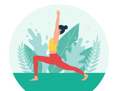 Kız temiz havada yoga yapıyor. Yoga konsepti. Doğada yoga dersleri. Düz stil. Savaşçı kılığındaki bir kız. Bitkilerin ve yaprakların arka planında bir kadın çizgi film karakteri..