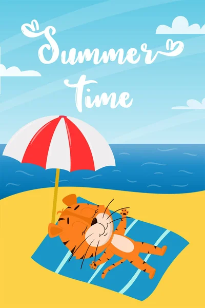 一只可爱的卡通老虎躺在海滩上的防晒霜下 背景是大海和蓝天 具有可爱性格的竖直矩形卡片 夏天的时候彩色矢量插图 — 图库矢量图片