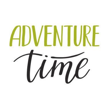 El yazısıyla yazılmış bir deyim, macera zamanı. Motivasyonel tipografi. Kartlar, posterler, kamplar, turizm ve yürüyüş afişleri için metin öğesi. Beyaz arkaplanda izole edilmiş renkli düz vektör illüstrasyonu.