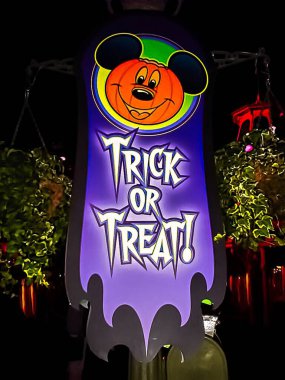 Orlando, FL / USA - 30 Ekim 2005: Walt Disney World 'deki Disney Springs' te Mickey Halloween.