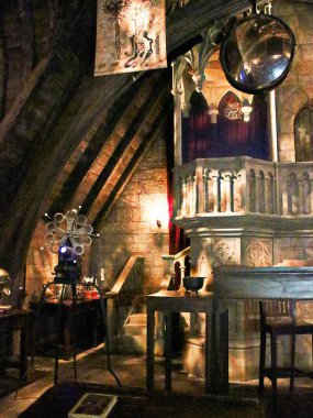 Osaka, Japonya - 5 Kasım 2016: Japonya Universal Stüdyoları 'nda Harry Potter' ın Wizarding World of Harry Potter 'daki Harry Potter Park Şatosu' nun içinde.