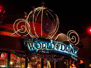 Orlando, FL / USA - 23 Kasım 2006: Disney Springs 'teki World of Disney Store Girişi.