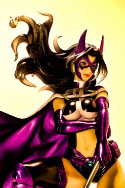 Osaka, Japonya - 10 Nisan 2023: DC COMICS HUNTRESS figürünün gösterimi. Kotobukiya Japonya 'dan Bishoujo koleksiyonundan.