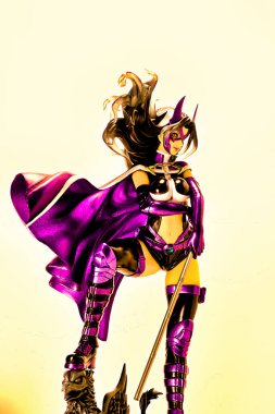 Osaka, Japonya - 10 Nisan 2023: DC COMICS HUNTRESS figürünün gösterimi. Kotobukiya Japonya 'dan Bishoujo koleksiyonundan.
