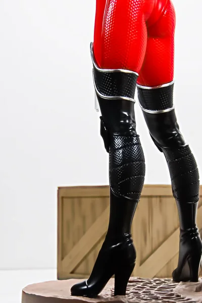 Kobiece Nogi Czerwonym Kombinezonie Wysokich Czarnych Skórzanych Butach — Zdjęcie stockowe