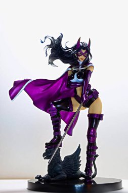 Osaka, Japonya - 10 Nisan 2023: Yırtıcı Kuşlar 'dan DC COMICS HUNTRESS (ve bir Harley Quinn' in Fantabulous Emancipation of One Harley). Tahmin et. Rakam Bishoujo koleksiyonundan..