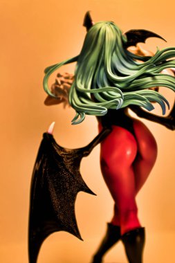 Osaka, Japonya - 13 Nisan 2023: CAPCOM video oyunları yapımcısından Morrigan Aensland fantezi aksiyon figürü. Kotobukiya Japonya 'dan Bishoujo koleksiyonundan..