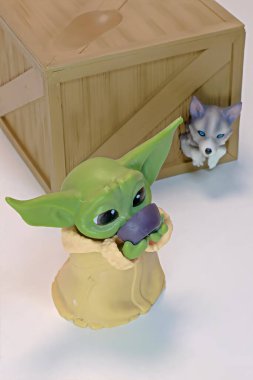 Osaka, Japonya - 13 Nisan 2023: Çocuk, Grogu veya bebek Yoda Disney Plus Mandalorian 'dan hayali karakter.