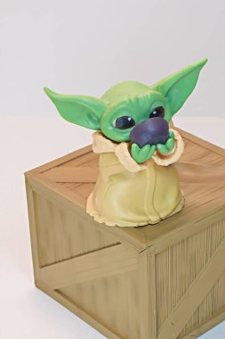 Osaka, Japonya - 13 Nisan 2023: Çocuk, Grogu veya bebek Yoda Disney Plus Mandalorian 'dan hayali karakter.