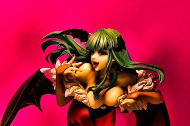 Osaka, Japonya - 13 Nisan 2023: The Vampire Savior Morrigan Aensland fantezi aksiyon figürü CAPCOM video oyunları üreticisinden. Kotobukiya Japonya 'dan Bishoujo koleksiyonundan.. 