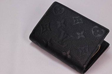 OSAKA, JAPONYA - 12. 2023 Louis Vuitton UNISEX siyah deri cüzdan 