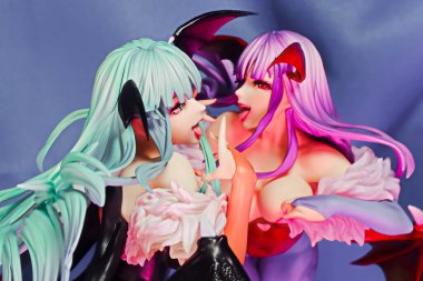 OSAKA, JAPONYA - 13 Ağustos 2023: The Vampire Savior Morrigan Aensland fantezi aksiyon figürü CapPCOM 'dan Limited Edition. Kotobukiya Japonya 'dan Bishoujo koleksiyonundan..