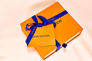 OSAKA, JAPAN - 12.2023 AUG: Fransız moda tasarımcısı Louis Vuitton 'ın beyaz arka planda izole edilmiş hediye paketi stüdyoları. Louis Vuitton bir moda markası..