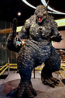 OSAKA, JAPONYA - 6 Mayıs 2024: Grand Front Osaka 'da Godzilla' nın Japonca versiyonunun heykeli (eksi 1.0 versiyonu).