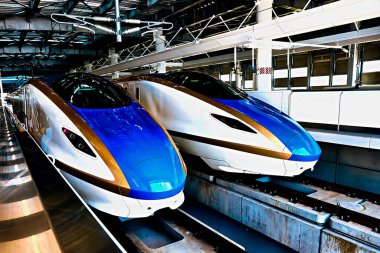 TSURUGA, JAPAN - MAR 5, 2024: The HOKURIKU Shinkansen Kurşun Treni (W7 Type) JR TSURUGA istasyonundaki platforma yaklaşır. Hokuriku Sinkansen Mart 2024 'te açılan yüksek hızlı bir demiryolu hattıdır..