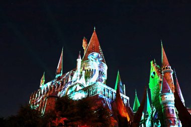 OSAKA, JAPONYA - OKT 12.2024: Osaka şehrindeki Universal Stüdyoları Japonya 'daki Harry Potter' ın Büyücülük Dünyası 'nda Kara Mühür' ün ortaya çıktığı Hogwarts Kalesi.